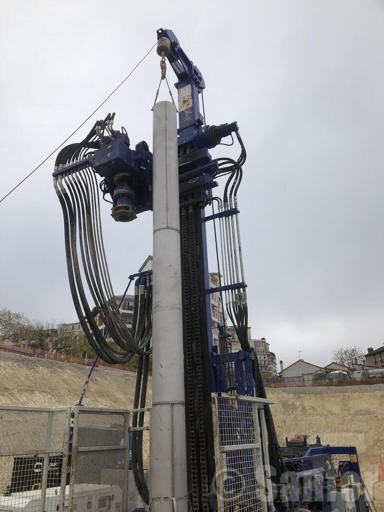 Mât de forage Sanfor sur un chantier
